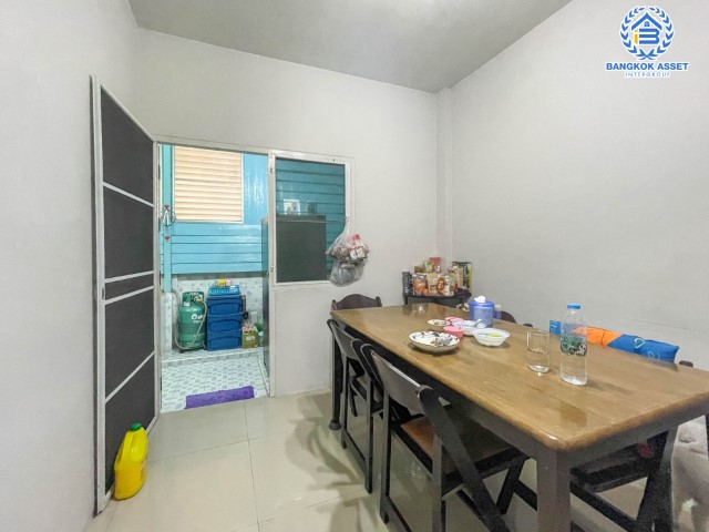 *****ทาวน์เฮ้าส์มือสองย่านกรุงเทพฯ ม.มณฑล8 เลียบคลองทวีวัฒนา เนื้อที่กว้างขวางถึง 22.5 ตร.ว. ฟังก์ชัน 3 ห้องนอน 2 ห้องน้ำ 1 ที่จอดรถ บ้านสภาพใหม่ พร้อมอยู่ บนทำเลดี เชื่อมต่อถ.เพชกษม, ถ.พุทธมณฑลสาย3, ถ.กาญจนาภิเษก ใกล้เดอะมอลล์บางแค และรถไฟฟ้าสายสีน้ำเงิน "สถานีหลักสอง" ราคาดีสุดในย่านนี้!